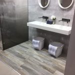 Azulejos neutral con suelo porcelánico de madera destonificada
