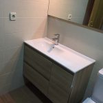 REFORMA DE BAÑO CON ACABADOS EN IMITACIÓN MADERA