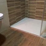 reforma de baño con imitación a madera