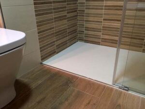 reforma de baño con imitación a madera