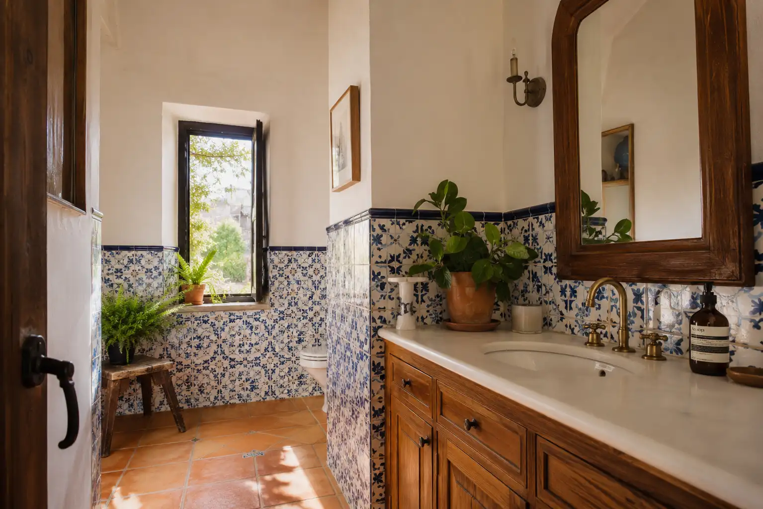 Baño reformado con estética mediterránea