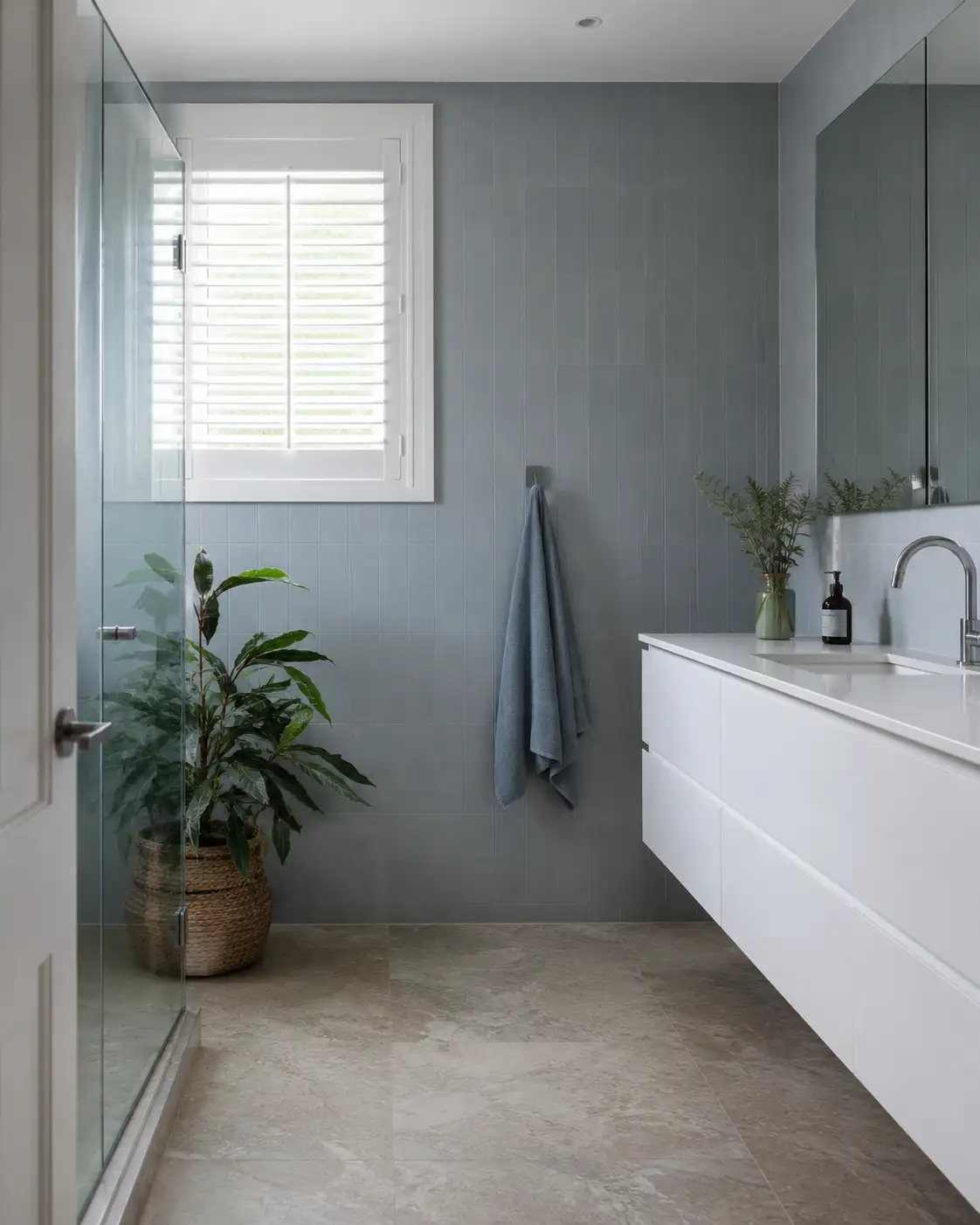 Baño en tonos grises azulados 